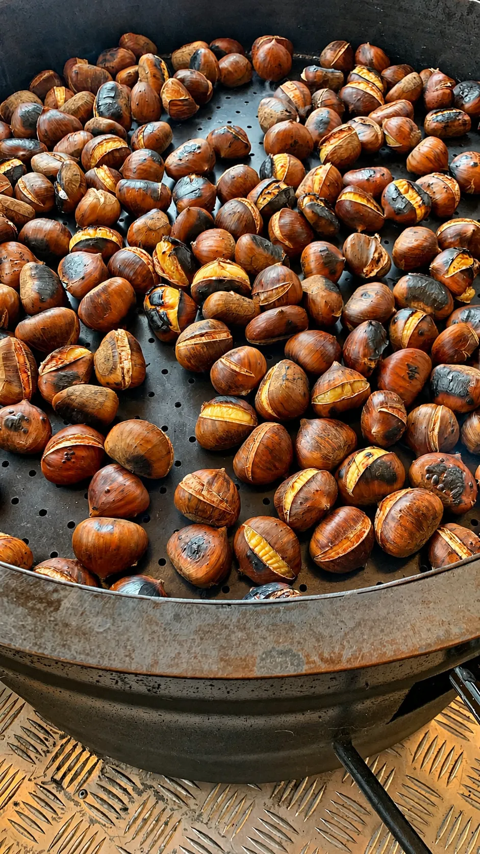 Marroni in der Röstpfanne, Nahaufnahme