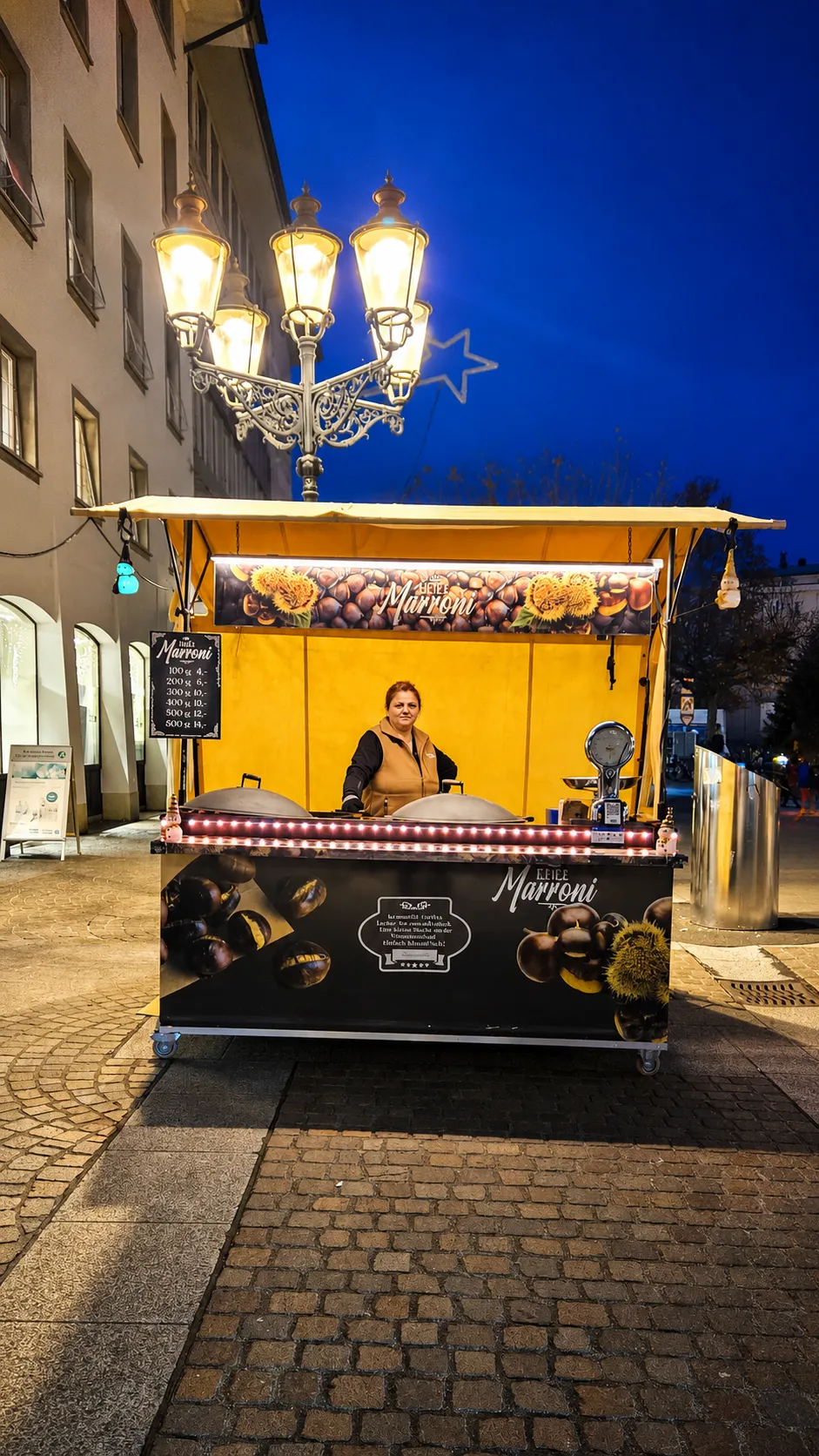 Marronistand bei Strassenlaternen-Licht