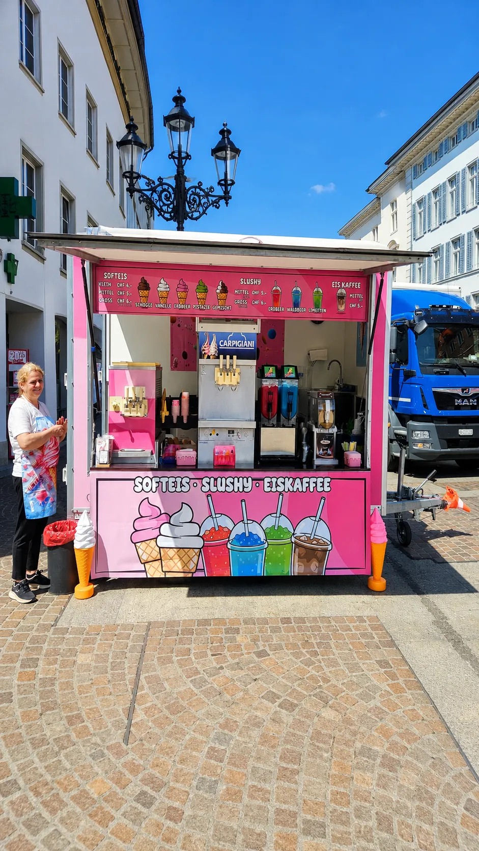 Verkäuferin am Softeis-Stand